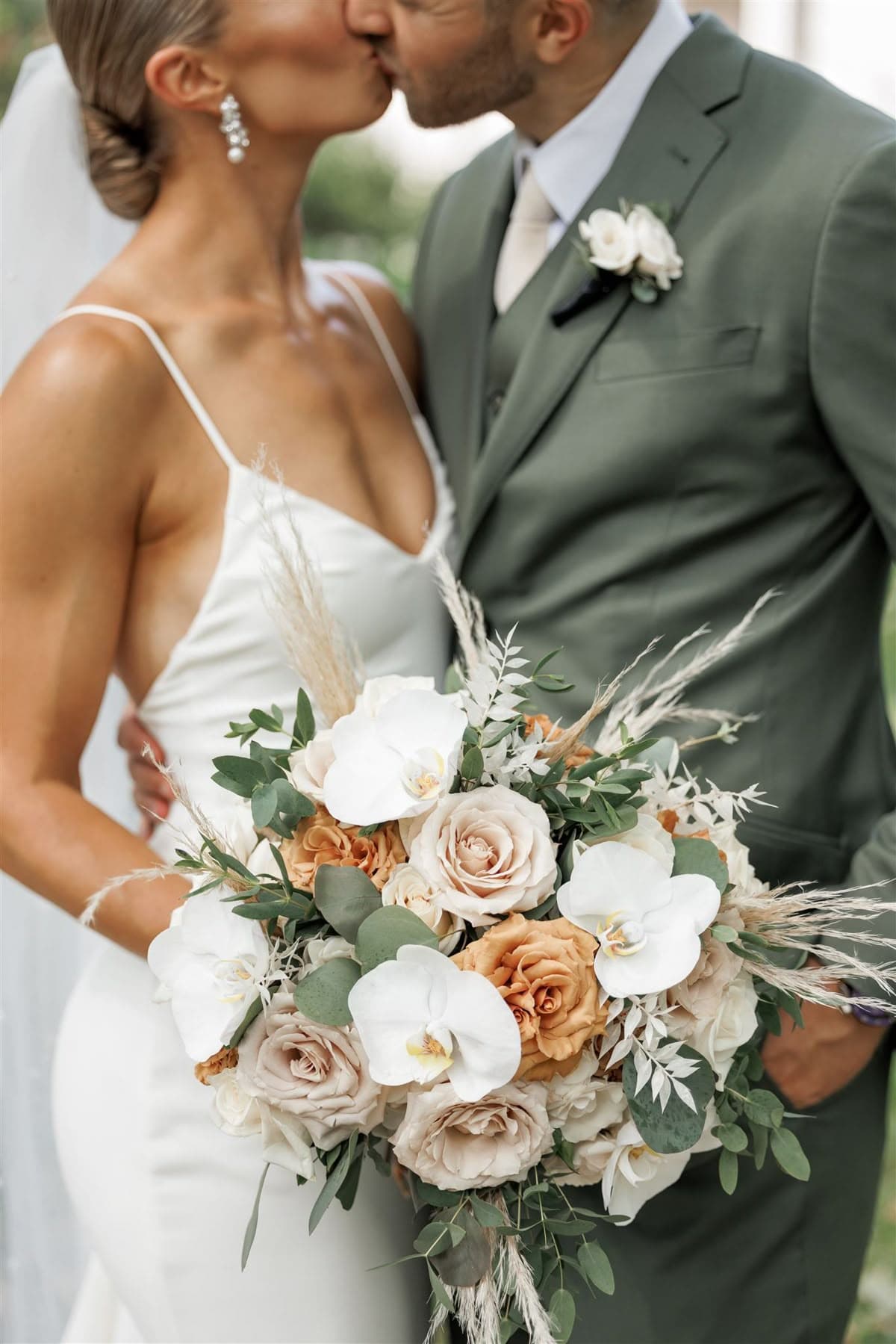 The 2026 Wedding Vendor Tipping Guide (Exact Amounts)
